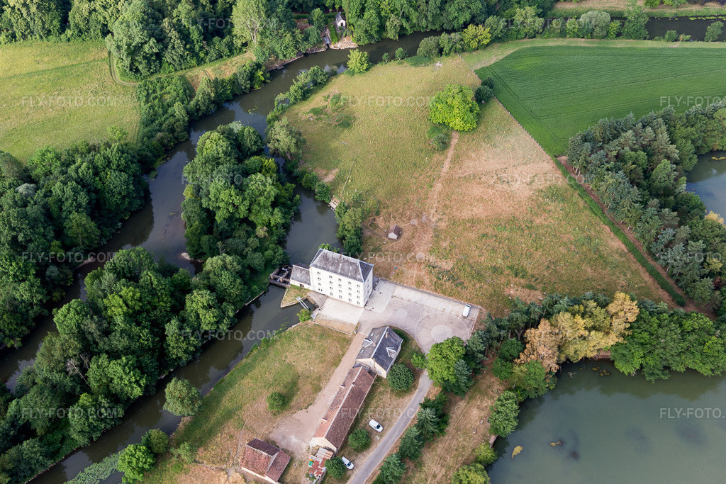Aerial view: View of the town in Naveil in the state Loir et Cher, France. – Photo: IMG_101114.jpg taken on 06/24/2017 by Werner Riehm/FLY-FOTO.com – Resolution of the original: 5364 x 3576 px
