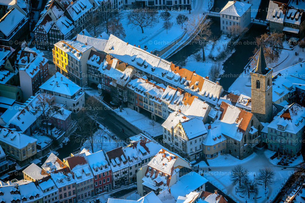 4045073 | ERFURT 14.02.2021 Winterlich schneebedeckte Historische Alte Brücke " Krämerbrücke Erfurt " über die Gera im Ortsteil Altstadt in Erfurt im Bundesland Thüringen, Deutschland. Weiterführende Informationen bei: Landeshauptstadt Erfurt. // Wintry snowy historic Old Bridge " Kraemerbruecke Erfurt " across Gera in the district Altstadt in Erfurt in the state Thuringia, Germany. Further information at: Landeshauptstadt Erfurt. Foto: Gerhard Launer
