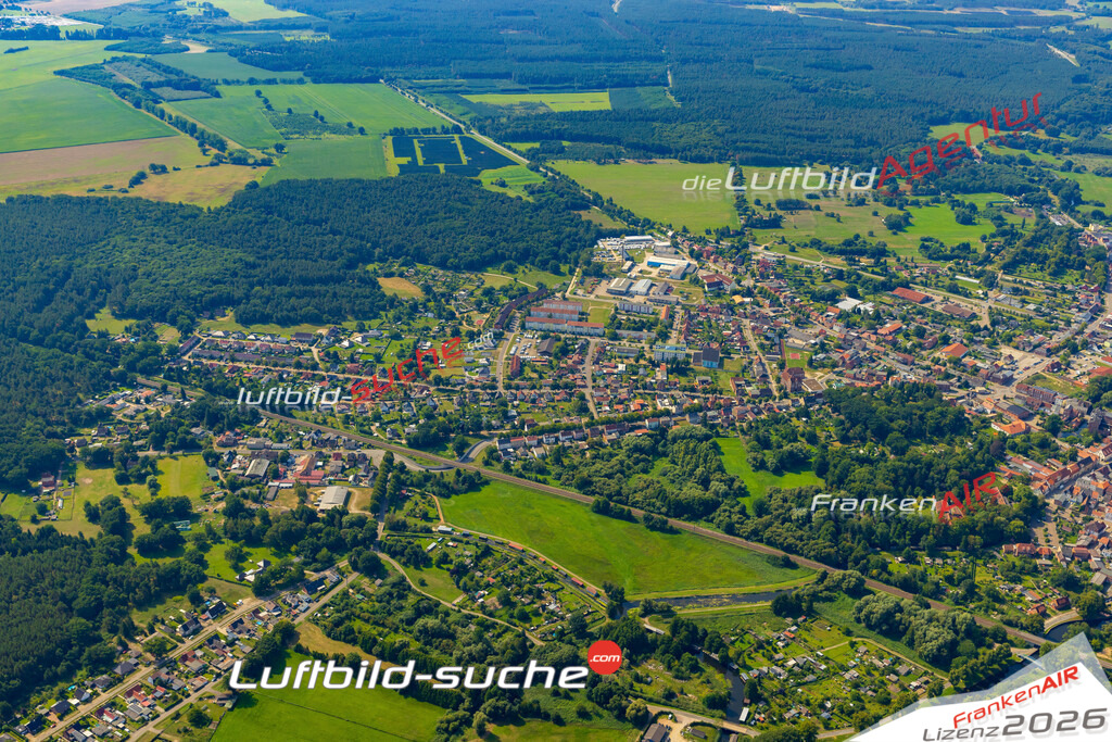 Stadt Grabow von Oben- Die Luftaufnahme wurde 2025 vom UL-Flugzeug heraus erstellt ( keine Drohnenaufnahme ) - Hochauflösende Luftaufnahme - für Wandbilder und großformatige Ausdrucke geeignet. Das besondere Geschenk!Hier alle&nbsp;Infos zur Lizenzierung der LuftaufnahmeWir fliegen auch dieses Jahr wieder in Ihre Region um Luftbilder zu erstellen.- Luftbild anfragen