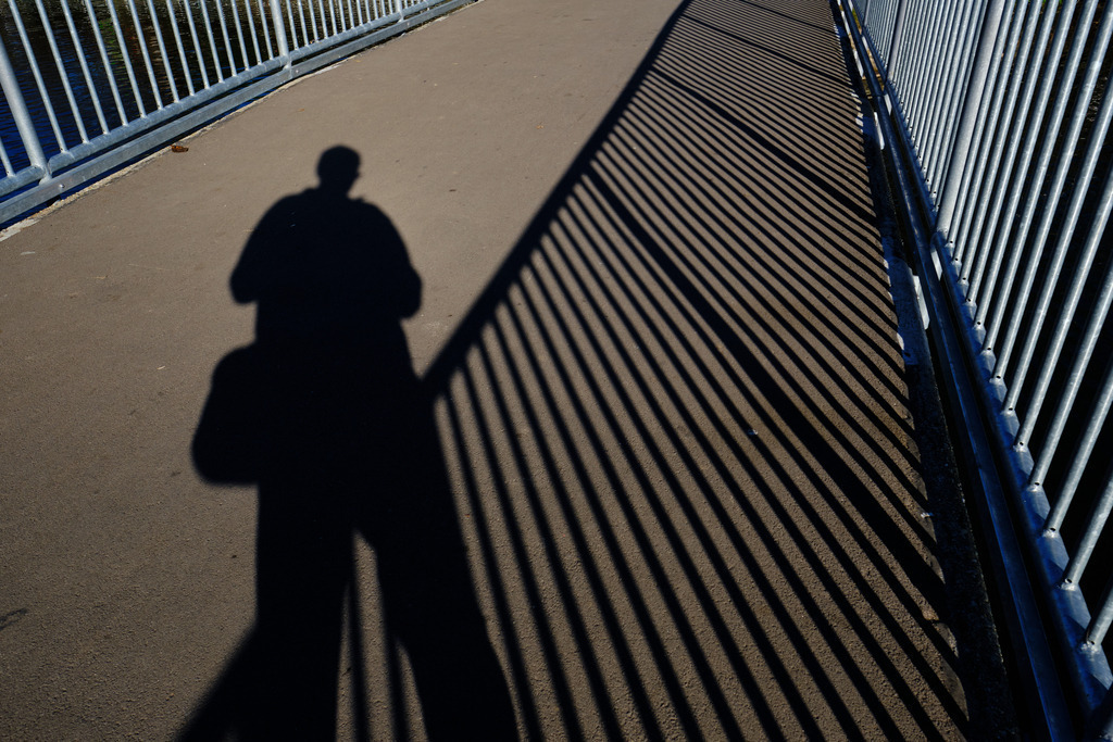 Fotograf als Schatten auf der Brücke | Wien, Austria - November 18, 2020: Fotograf als Schatten auf der Brücke. - Realisiert mit Pictrs.com