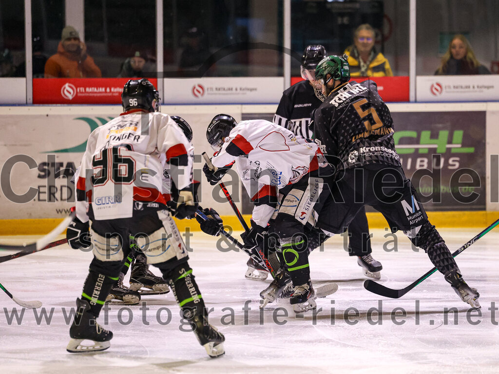 2024-03-08_007_TSV_Erding_gegen_EHC_Koenigsbrunn | Erding, Deutschland, 08.03.2024:
Eishockey, Bayernliga Playoffs 2023 / 2024, 1. Spieltag, TSV Erding gegen EHC Königsbrunn, Endergebnis: 3:0

Lukas Fettinger (EHC Königsbrunn, #96), Florian Zimmermann (Erding Gladiators, #5)

Foto: Christian Riedel / fotografie-riedel.net