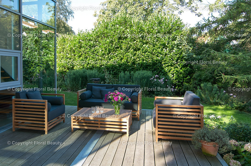 Haus am See | Moderne Terrasse aus Holzdielen mit Teakholzmöbeln. - Realized with Pictrs.com