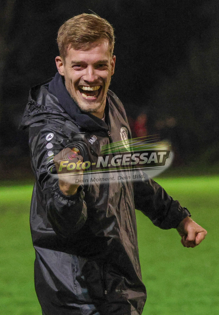 Bünder SV - VfL Mennighüffen | Auf dem Bild zu sehen: Bünder SV Trainer: Timo WesterbeckBünder SV, VfL Mennighüffen, Saison 26/27, Kreispokal, Viertelfinale, Bünde, Deutschland - Realisiert mit Pictrs.com