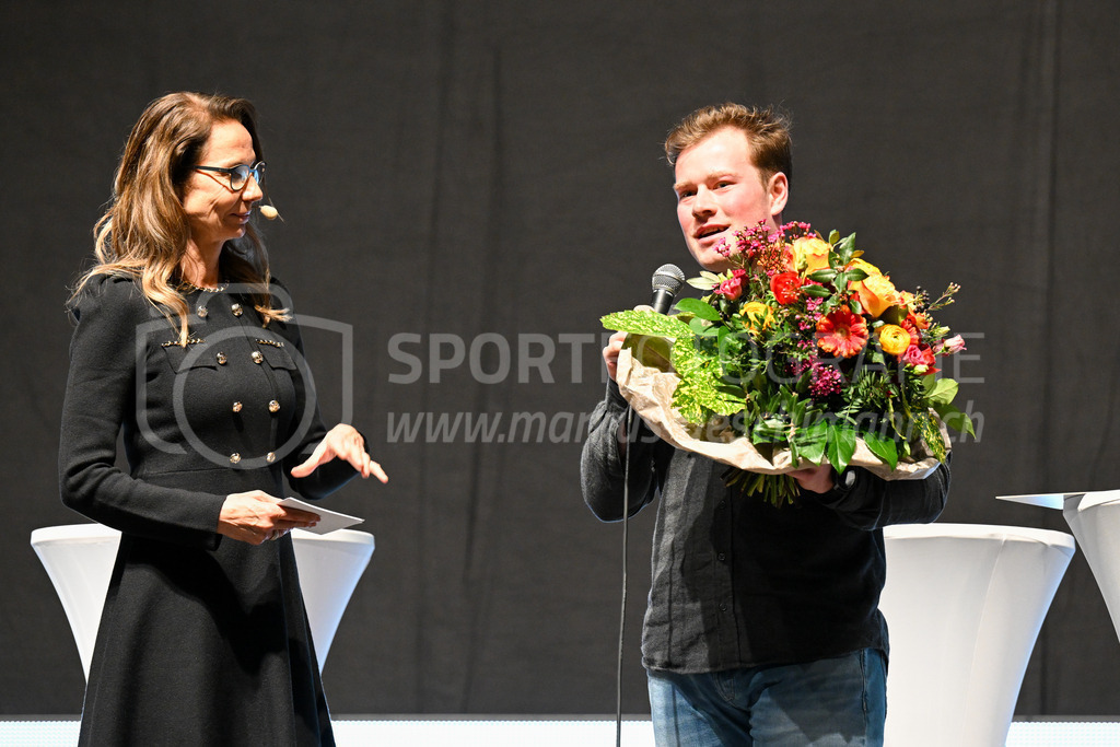 Winterthurer Sportehrung - 23. Februar 2023 | Winterthurer Sportehrung
AXA Arena, Winterthur
Winterthurer Sportler des Jahres Kalle Koblet (Snowboard) mit Moderatin Regula Späni.
Bild: Sportfotografie Markus Aeschimann | www.markus-aeschimann.ch - Realisiert mit Pictrs.com