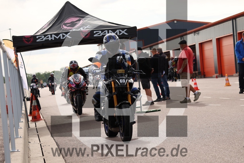 0069-20260606_00115 | Schöne Erinnerungen an spannende Momente - das festzuhalten ist unser Job. PIXELrace.de ist seit 2003 auf den Rennstrecken Europas unterwegs um die Action draußen beim Fahren und die wunderbare Stimmung imm Fahrerlager für euch einzufangen.