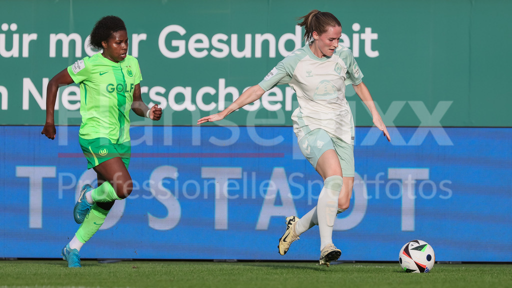 Fussball, Google Pixel Frauen-Bundesliga, VfL Wolfsburg - SV Werder Bremen | v.li.: Lineth Beerensteyn (VfL Wolfsburg, 9) und Reena Wichmann (SV Werder Bremen, 6) im Zweikampf, Duell, Dynamik, Aktion, Action, Spielszene, DIE DFB-RICHTLINIEN UNTERSAGEN JEGLICHE NUTZUNG VON FOTOS ALS SEQUENZBILDER UND/ODER VIDEOÄHNLICHE FOTOSTRECKEN. DFB REGULATIONS PROHIBIT ANY USE OF PHOTOGRAPHS AS IMAGE SEQUENCES AND/OR QUASI-VIDEO.