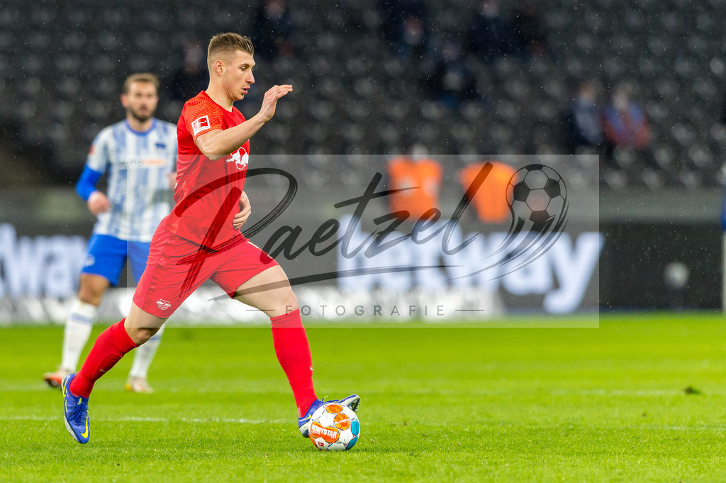 BSCRBL20220220_131 | Fussball, Herren: Willi Orban (RB Leipzig) in Aktion, am Ball, Einzelaktion bei dem Spiel der 1. Bundesliga zwischen Hertha BSC und RB Leipzig im Olypiastadion am 20.02.2022 in Berlin, Deutschland.DFB / DFL REGULATIONS PROHIBIT ANY USE OF PHOTOGRAPHS AS IMAGE SEQUENCES AND/OR QUASI-VIDEO. - Realisiert mit Pictrs.com