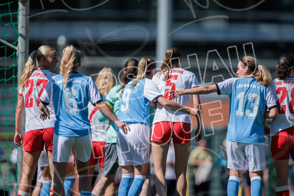 Gipfeltreffen der Frauen: Finale um den Sachsenlotto Landespokal 2026 | Am 1. Mai 2026 trafen im Endspiel des Sachsenlotto Landespokals die Frauen des Chemnitzer FC und die zweite Mannschaft von RasenBallsport Leipzig aufeinander. Vor stimmungsvoller Kulisse kämpften beide Teams ab 15:00 Uhr um die begehrte Trophäe des sächsischen Fußballs. Diese Galerie zeigt die Highlights, packende Zweikämpfe und die emotionalsten Momente des Finaltags. - Realisiert mit Pictrs.com