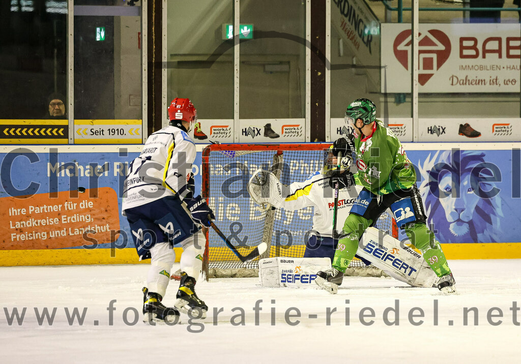 2023-12-26_075_TSV_Erding_gegen_ERV_Schweinfurt | Erding, Deutschland, 26.12.2023:
Eishockey, Bayernliga Vorrunde 2023 / 2024, 20. Spieltag, TSV Erding gegen ERV Schweinfurt, Endergebnis: 9:3

Torwart Benedict Roßberg (ERV Schweinfurt, #42)

Foto: Christian Riedel / fotografie-riedel.net