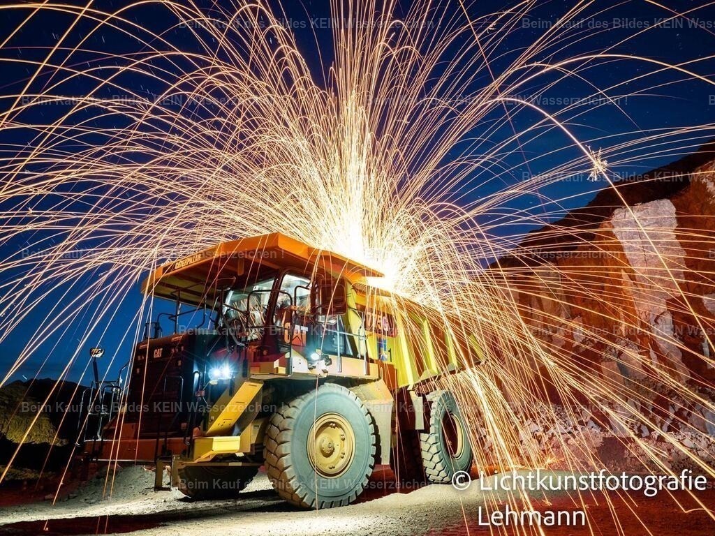 IMG_7674 | Muldenkipper im Steinbruch Mammendorf---Der Muldenkipper CAT 775G leistet 765 PS, transportiert bis zu 64 Tonnen Gestein und erreicht ein Gesamtgewicht von rund 125 Tonnen. Im Steinbruch Mammendorf gehört er zu den leistungsstärksten Maschinen für den Materialtransport. ( - Realisiert mit Pictrs.com