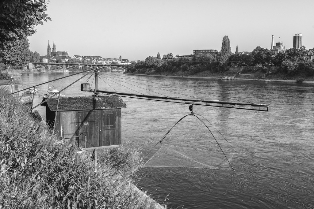 Fischerhäuschen | Fischerhäuschen mit Fischergalgen am Rheinufer in Basel, Schweiz . - Realisiert mit Pictrs.com