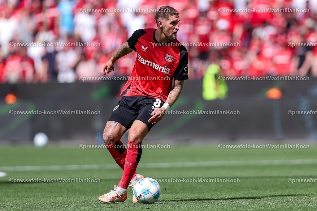B0411052503402 | 11.05.2025, Fußball, Bayer 04 Leverkusen - Borussia Dortmund, 1. Fußball Bundesliga, 33. Spieltag, BayArena, Saison 2024 2025: Robert Andrich (Bayer04 Leverkusen #8) DFB regulations prohibit any use of photographs as image sequences and or quasi-video.