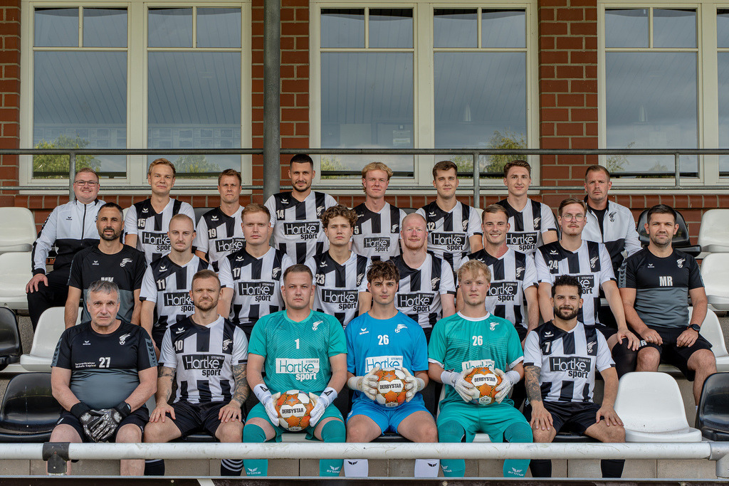 Fußball I Herren I Saison 2026-2027 I Mannschaftsfoto I SV Falke Steinfeld I - Bezirksliga Weser-Ems 4 I 21.07.2026 0040 | jns.sportfotos - Realisiert mit Pictrs.com
