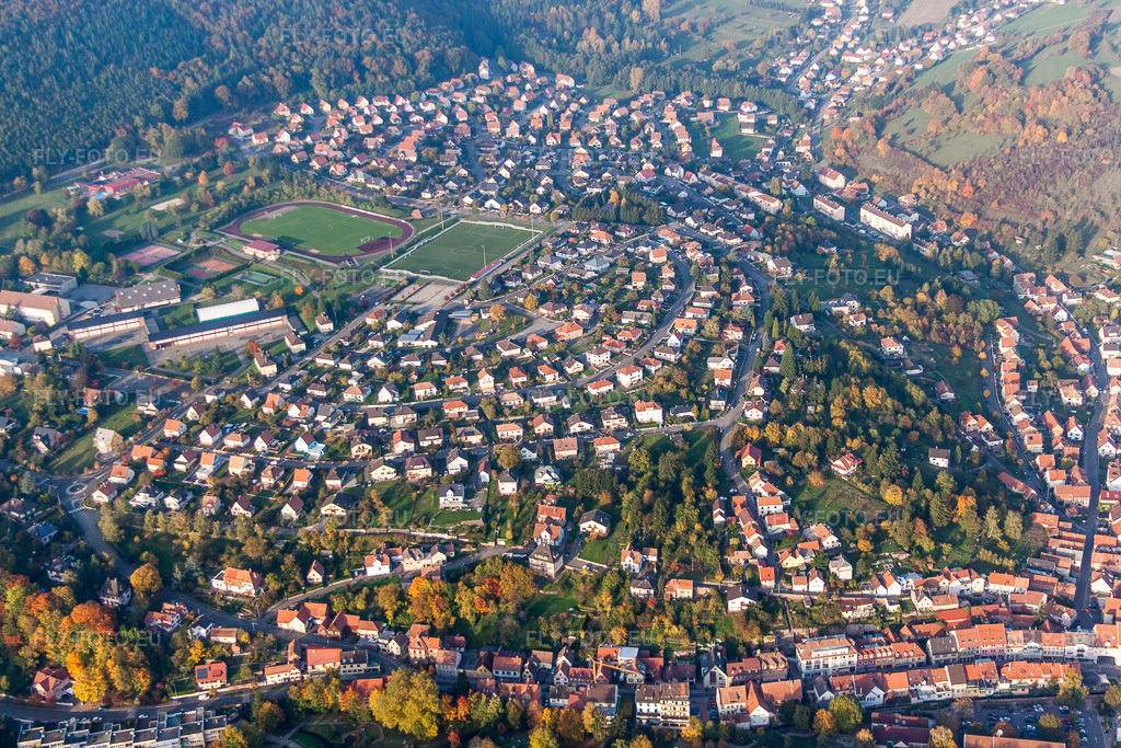 Vue aérienne: Vue des rues et des maisons dans les zones résidentielles à Niederbronn-les-Bains dans le département Bas Rhin, France. Photo: IMG_54157.jpg prise le 21/10/2012 par Werner Riehm/FLY-FOTO.eu – Résolution de l'original: 4752 x 3168 px