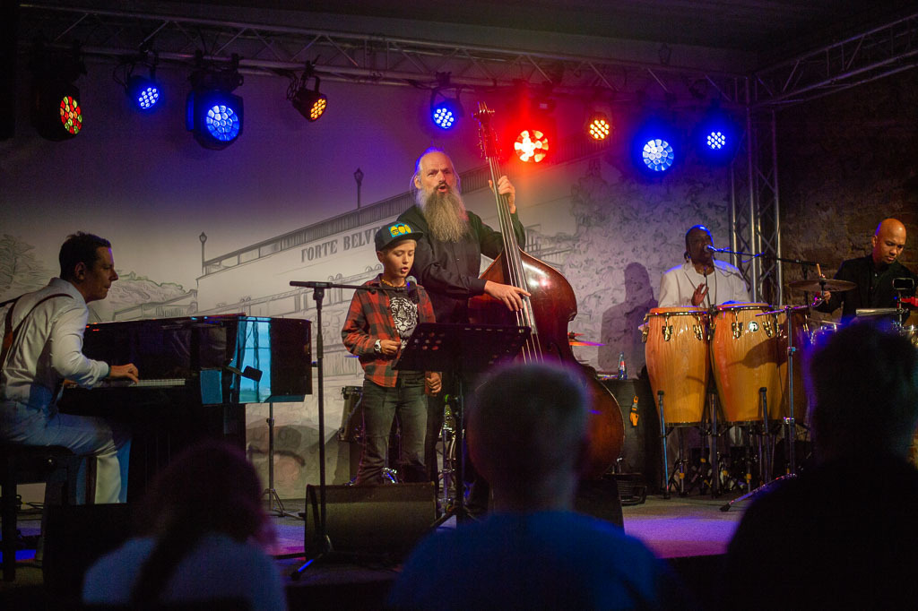 Summ Summ Salsa | Kinderkonzert Summ Summ Salsa mit Klazz Brothers & Cuba Percussion im Forte Belvedere Leisnig zum Festival Hallo Leisnig 2022. - Realisiert mit Pictrs.com