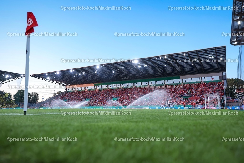 DFB18082501264 | 2025.08.18, Fußball, 1.Runde DFB-Pokal, Rot-Weiss Essen - Borussia Dortmund, Stadion Hafenstraße, Saison 2025 2026: Übersichtsbild Innenansicht Stadion Tribüne Übericht Sportstätte, Tribünen, blaue Stunde Fans Zuschauer Ausverkauft Voll Besucher volle DFB regulations prohibit any use of photographs as image sequences and or quasi-video.