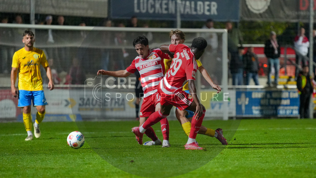 Fußball, Herren, Saison 2025/2026, Testspiel, Freundschaftsspiel, FSV 63 Luckenwalde vs. 1.FC Union Berlin, Mittwoch 08.10.2025, Werner-Seelenbinder-Stadion Luckenwalde, | Fußball, Herren, Saison 2025/2026, Testspiel, Freundschaftsspiel, FSV 63 Luckenwalde vs. 1.FC Union Berlin, Mittwoch 08.10.2025, Werner-Seelenbinder-Stadion Luckenwalde, Im Bild: David Preu (l. Union), Derrick Köhn (m. Union) und Fritz Schröder (r. Luckenwalde) - Realisiert mit Pictrs.com