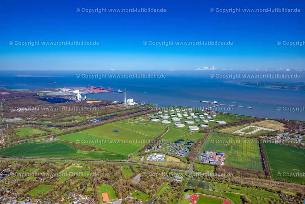 Wilhelmshaven_Heppenser_Groden_Tanklager_ELS_9027170423 | WILHELMSHAVEN 17.04.2023 Das Mineralöltanklager im Ölhafen in Wilhelmshaven im Bundesland Niedersachsen. // The oil tank farm in the oil port in Wilhelmshaven in Lower Saxony. Foto: Martin Elsen