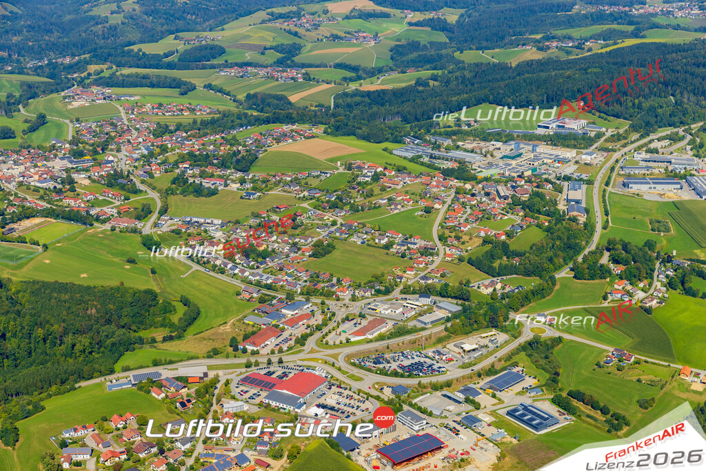 Luftaufnahme der Stadt Hutthurm - Die Luftaufnahme wurde 2025 vom UL-Flugzeug heraus erstellt ( keine Drohne ) - Hochauflösende Luftaufnahme - für professionelle Ausdrucke geeignet. Die Geschenkidee !Mit Lizenz und Bildrechte bestellbar