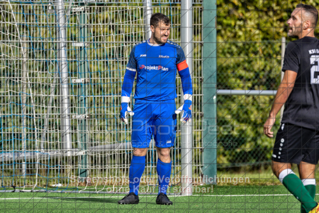 20251005_154417_0079-Bearbeitet | #,KSG Eislingen (schwarz) vs. TSGV Albershausen (grün), Fussball, Kreisliga A3 - Bezirk Neckar/Fils, 07. Spieltag, Saison 2025/2026, Kunstrasensportplatz am Eichenbach, Haldenstraße, 73054 Eislingen, 05.10.2025 - 15:00 Uhr,Foto: PhotoPeet-Sportfotografie/Peter Harich