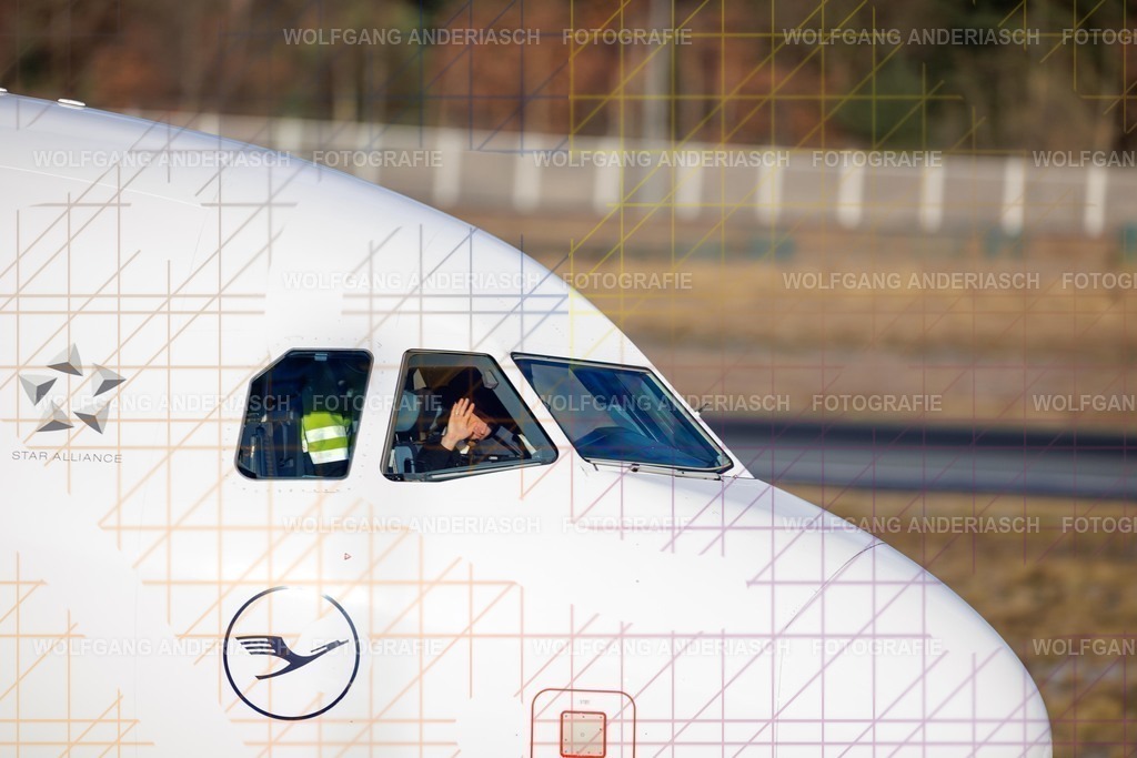 2026102-104917_EDDF_NW_TAXI_R3C_0158 | Im Cockpit des Flughafen Frankfurt am Main tragen Piloten und Pilotinnen täglich enorme Verantwortung. Konzentration, Erfahrung und Vertrauen im Team prägen diese besonderen Momente. Jeder Blick auf Instrumente, jede Entscheidung steht für Sicherheit, Präzision und Professionalität – eine stille Wertschätzung für Menschen, die Fliegen möglich machen. - Realisiert mit Pictrs.com
