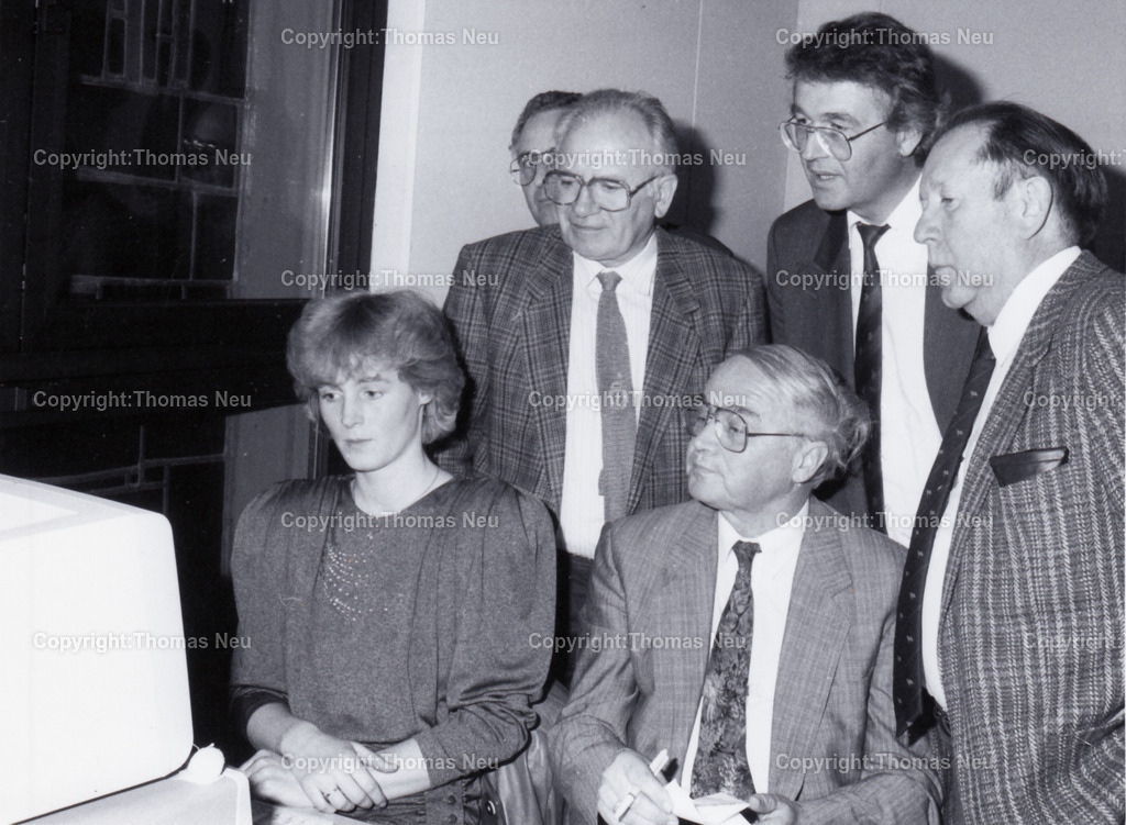Kommunalwahl-Bensheim--Bearbeitet | ,Bensheim, Wahl 1997 , Kommunalwahl, im Rathaus wartet man auf die Ergebnisse, im Bild der damalige Bürgermeister Georg Stolle (2.v.,rechts), und die PStadtrat Bild: Thomas Neu