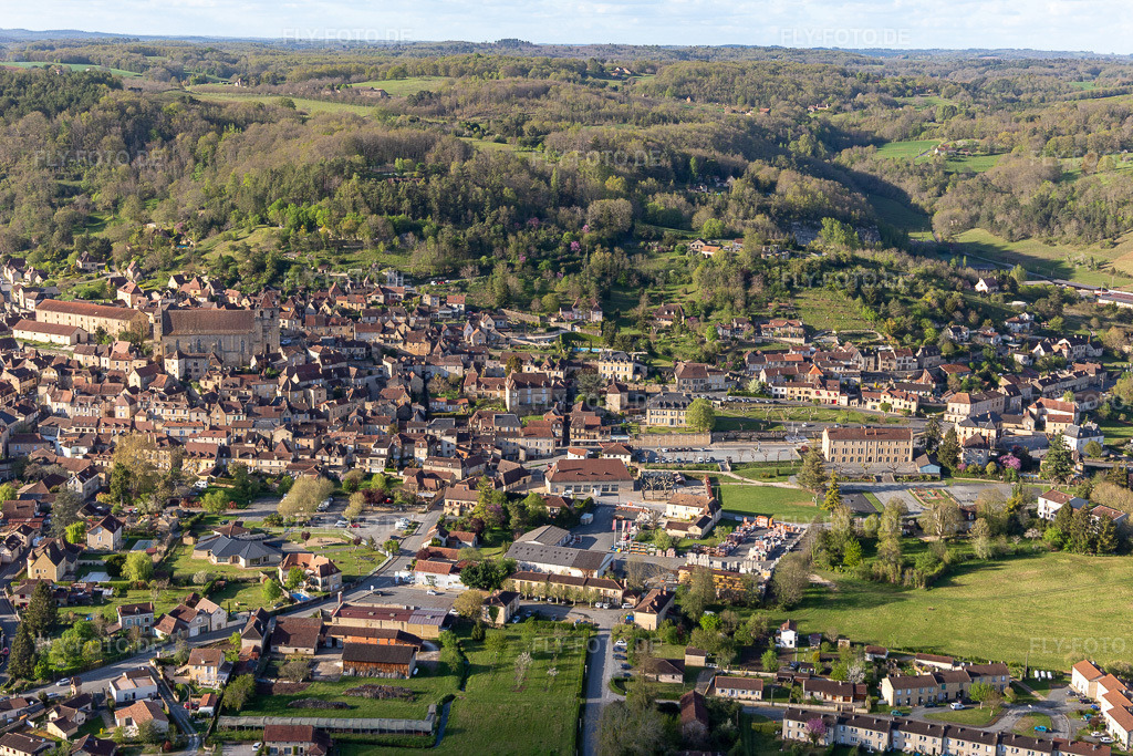 Luftbild: Ortsansicht in Saint-Cyprien im Bundesland Dordogne in Frankreich. – Foto: IMG_113524.jpg vom 16.04.2019 durch Werner Riehm/FLY-FOTO.de – Auflösung des Originals: 5472 x 3648 px