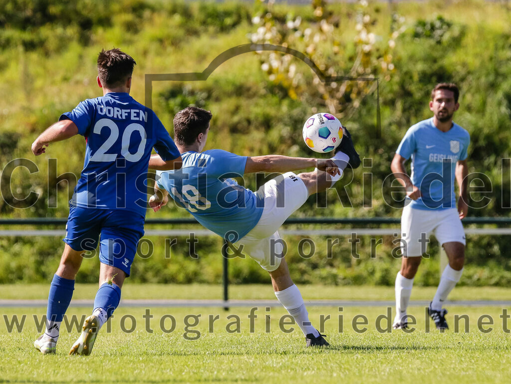 2023-09-16_059_FC_Langengeisling_gegen_TSV_Dorfen | Erding, Deutschland, 16.09.2023:
Fußball, Bezirksliga Oberbayern Ost 2023 / 2024, 9. Spieltag, FC Langengeisling gegen TSV Dorfen, Endergebnis: 3:1

Leon Eicher (TSV Dorfen, #20), Paul Bucher (FC Langengeisling, #18)

Foto: Christian Riedel / fotografie-riedel.net