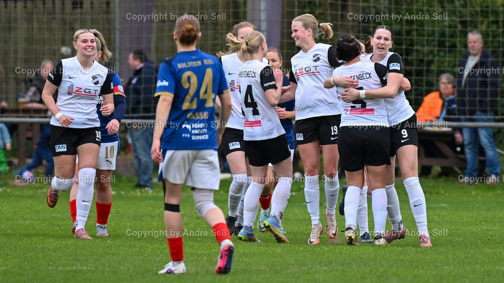 Holstein Kiel vs SV Hastenbeck | Jubel beim SV Hastenbeck nach dem Elfmetertreffer zum 1-1 durch Alessya-Sophie Ruhnow (Hastenbeck #9 ganz rechts) / Fußball-Regionalliga Nord Frauen 2025/2026 / Holstein Kiel vs SV Hastenbeck / Waldwiese / Kiel / 19.04.26 - Realisiert mit Pictrs.com