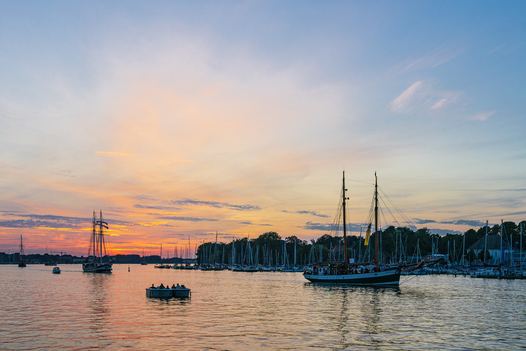 Segelschiffe auf der Warnow im Sonnenuntergang während der Hanse Sail in Rostock | Segelschiffe auf der Warnow im Sonnenuntergang während der Hanse Sail in Rostock.
