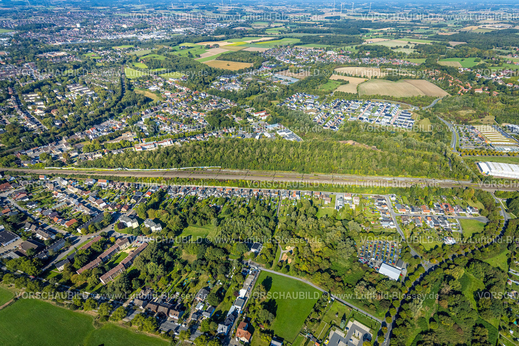 Hamm250901448 | Luftbild, Wohngebiet Am Heimshof, Bahnlinie und Waldgebiet, Neubau Wohngebiet Sachsenring, Stadtbezirk Heessen, Hamm, Ruhrgebiet, Nordrhein-Westfalen, Deutschland
