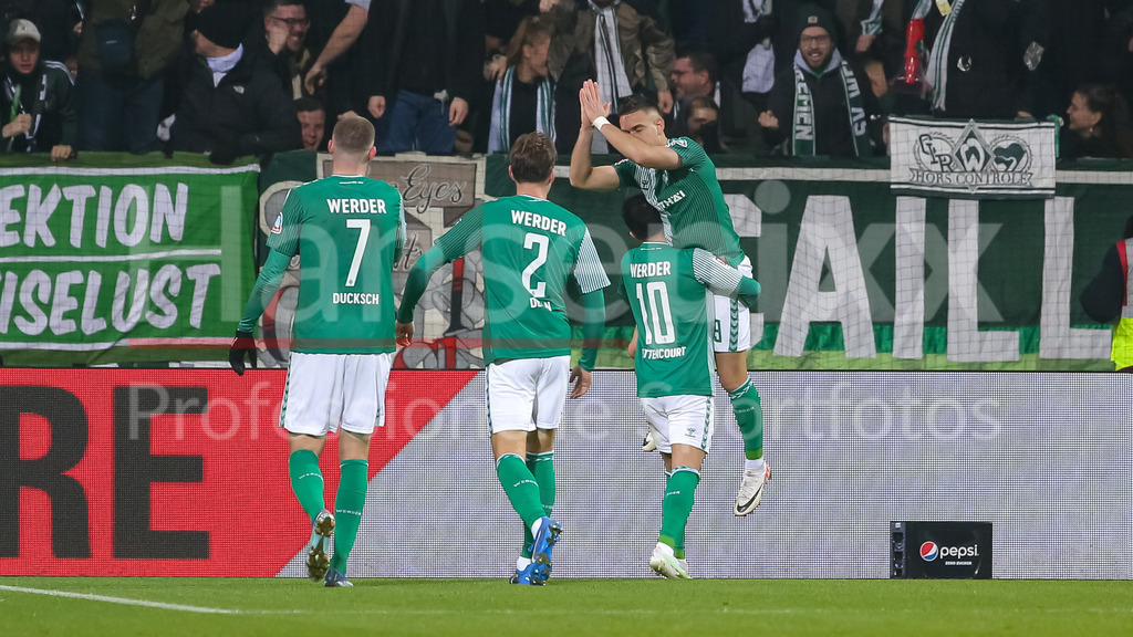 Fussball, Bundesliga, SV Werder Bremen - Eintracht Frankfurt | v.li.: Marvin Ducksch (SV Werder Bremen, 7), Olivier Deman (SV Werder Bremen, 2), Leonardo Bittencourt (SV Werder Bremen, 10) und Torschütze Rafael Borre (SV Werder Bremen, 19) mit Torjubel, Jubel, jubeln, jubelt, optimistisch, Spielszene, Highlight, Freude über das Tor zum 2:0, DIE DFL-RICHTLINIEN UNTERSAGEN JEGLICHE NUTZUNG VON FOTOS ALS SEQUENZBILDER UND/ODER VIDEOÄHNLICHE FOTOSTRECKEN. DFL REGULATIONS PROHIBIT ANY USE OF PHOTOGRAPHS AS IMAGE SEQUENCES AND/OR QUASI-VIDEO.