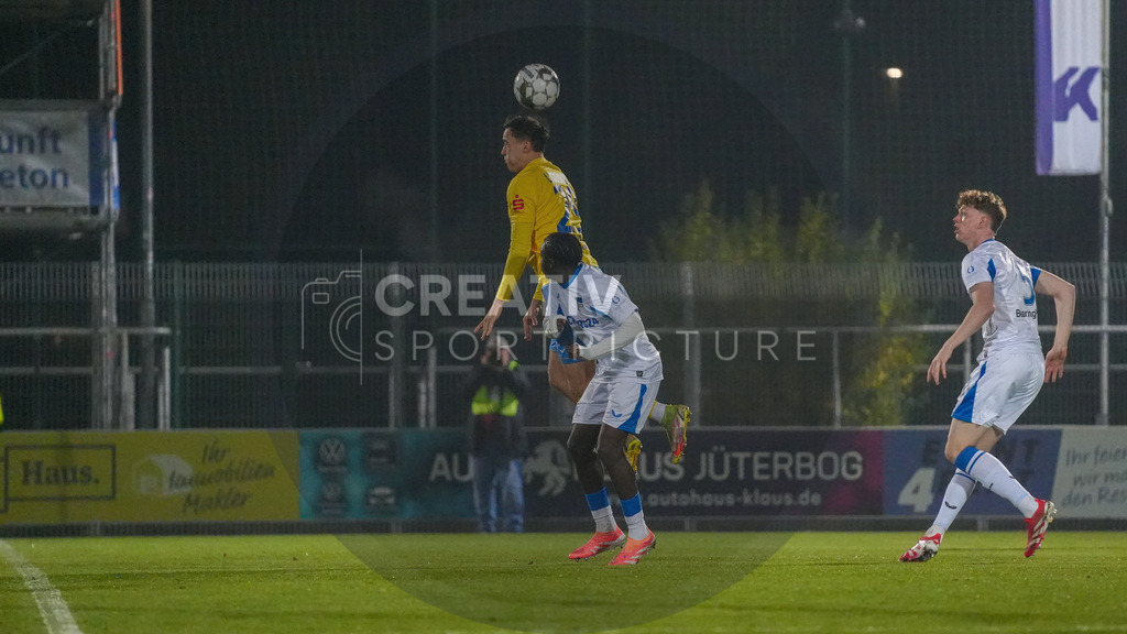 Fußball, Herren, Saison 2025/2026, Regionalliga Nordost, 15. Spieltag, FSV 63 Luckenwalde vs. Hertha BSC II, Freitag 07.11.2025, Werner-Seelenbinder-Stadion Luckenwalde, | Fußball, Herren, Saison 2025/2026, Regionalliga Nordost, 15. Spieltag, FSV 63 Luckenwalde vs. Hertha BSC II, Freitag 07.11.2025, Werner-Seelenbinder-Stadion Luckenwalde, Im Bild: Simon Gollnack (l. Luckenwalde) und Boris Chi Mamuzah Lum (r. Hertha) - Realisiert mit Pictrs.com