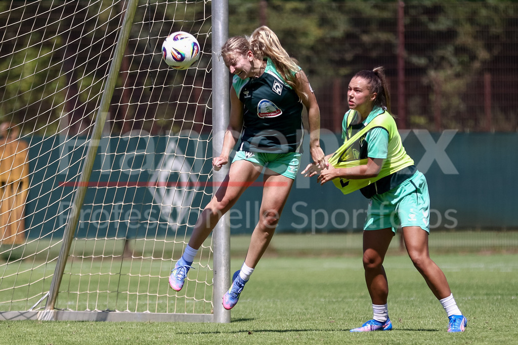 Fussball, Google Pixel Frauen-Bundesliga, Training SV Werder Bremen | v.li.: Kaylie Ronan (SV Werder Bremen, 4) und Maja Sternad (SV Werder Bremen, 11) bei einer Trainingsübung