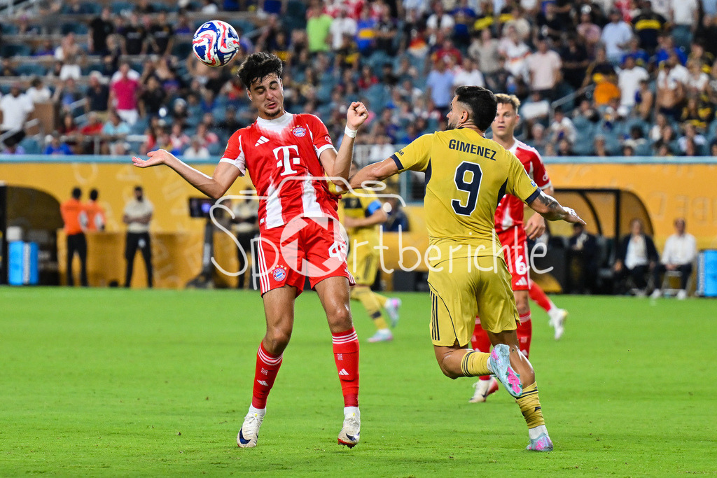 FC Bayern München - Boca Juniors | im Duell Aleksandar PAVLOVIC (FC Bayern Muenchen 45)  und Milton GIMENEZ (Boca Juniors 9) / Zweikampf / FIFA Club World Cup: FC Bayern Muenchen - Boca Juniors, Hard Rock Stadium am 20.06.2025 / NOT FOR SALE IN USA