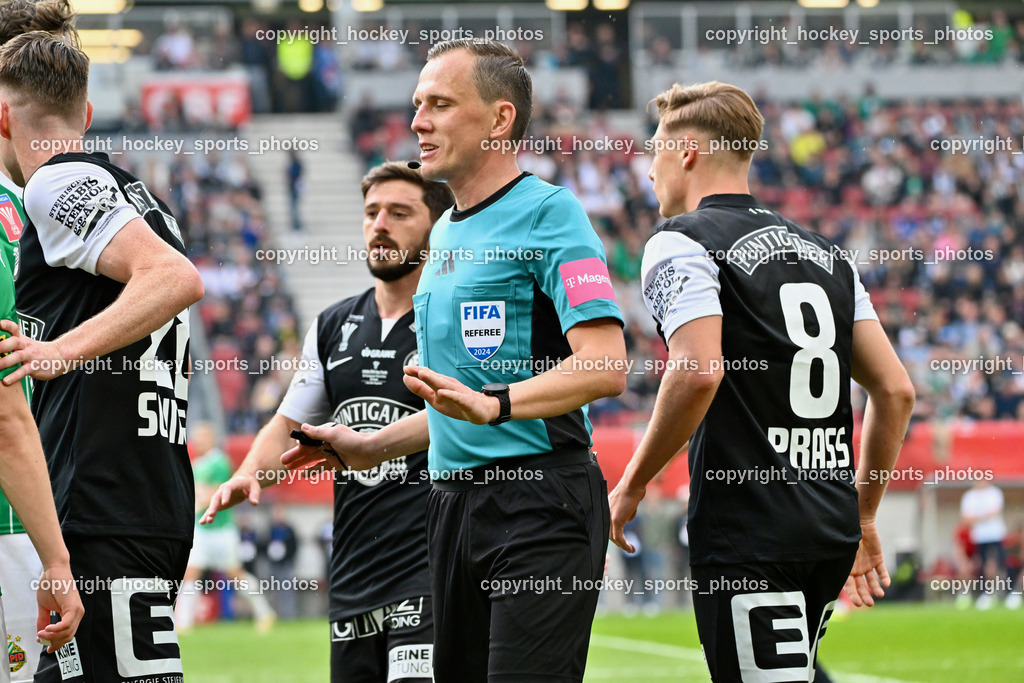 SK Puntigamer Sturm vs. SK Rapid Wien Siegerehrung, Impressionen | Sebastian Gishamer Referee, #8 Alexander Prass SK Sturm, SK Puntigamer Sturm vs. SK Rapid Wien Siegerehrung, Impressionen, SK Puntigamer Sturm vs. SK Rapid Wien Siegerehrung, Impressionen am 01.05.2024 in Klagenfurt (Wörthersee Stadion ), Austria, (Photo by Bernd Stefan)