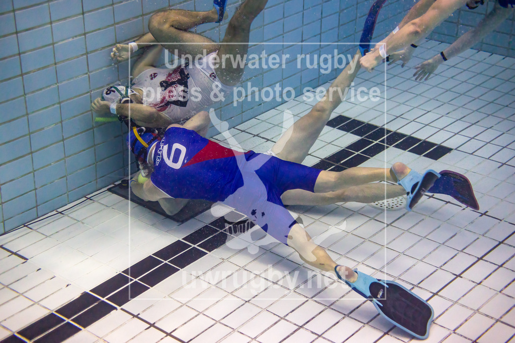 GER, Urheilusukeltajat(Finnland) vs. UWRC Wien (Österreich), Herren, Unterwasser-Rugby, Champions Cup 2024,, 24.11.2024 | Leo Selehov ( Urheilusukeltajat, #06) greift den Österreichischen Korb an, Torwart Mauricio Braga (UWRC Wien, #99) versucht das Tot verschlossen zu halten. - Realisiert mit Pictrs.com