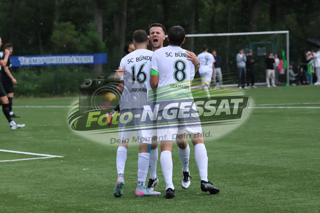 SC Bünde - BV 21 Stift-Quernheim | Auf dem Bild zu sehen: weiß SC Bünde v.l.: Daniel Brinkmann, Christian Selmke, Mario Siekmann SC Bünde, BV 21 Stift-Quernheim, Fistelmann Supercup, Hunnebrock, Deutschland  - Realisiert mit Pictrs.com
