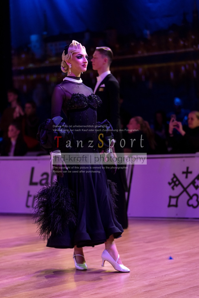 20241215_WDSF_Int_Open_Std-Riga-8825 | Tanzsportbilder, Standardtanz, Lateintanz, WDSF, DTV, LTVB, dancecomp, goc, hessen tanzt, blaues band der spree, walzer, tango, wiener walzer, slowfox, quickstepp, samba, rumba, cha-cha-cha, paso doble. jive, hd-kroft photography, turniertanzsport