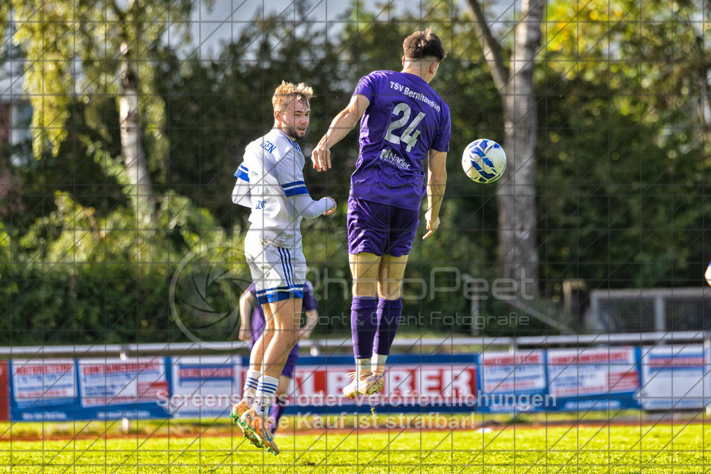 20261010_160638_0537-Bearbeitet_(c)_by_PhotoPeet | #,1.FC Eislingen (weiß) vs. TSV Bernhausen (lila), Fussball, Landesliga 2 - wfv, 11. Spieltag, Saison 2026/2027, Rasenplatz, Eichbachstation, Haldenstraße, 73054 Eislingen, 10.10.2026 - 15:30 Uhr,Foto: PhotoPeet / Sport- &amp; Eventfotografie / Peter Harich