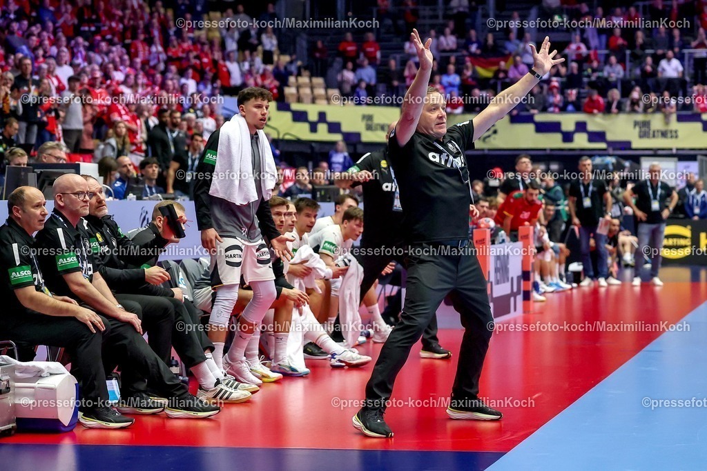 EHF22012601139 | 22.01.2026, Handball, Men's EHF EURO 2026, Deutschland - Portugal, Jyske Bank Boxen in Herning, Dänemark, Main Round: Headcoach Alfred Gislason (Germany #hc) gestikulierend am Spielfeldrand  