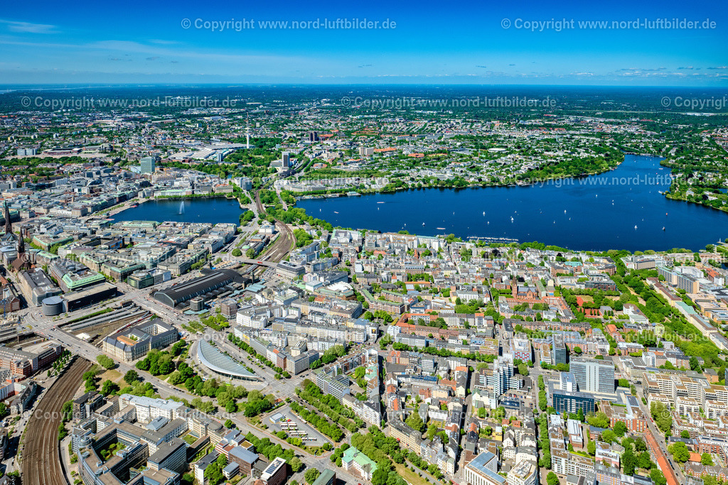 Hamburg_St_Georg_ELS_5175150522 | HAMBURG 15.05.2022 Stadtansicht des Innenstadtbereiches an den Uferbereichen der Binnenalster und Außenalster im Ortsteil Sankt Georg in Hamburg, Deutschland. // Downtown area on the shore areas of Binnenalster and Aussenalster in the district Sankt Georg in Hamburg, Germany. Foto: Martin Elsen