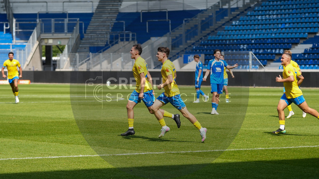 Fußball, Herren, Saison 2025/2026, Regionalliga Nordost, 3. Spieltag, 1.FC Magdeburg II vs. FSV 63 Luckenwalde, Samstag 09.08.2025, Avnet Arena Magdeburg | Fußball, Herren, Saison 2025/2026, Regionalliga Nordost, 3. Spieltag, 1.FC Magdeburg II vs. FSV 63 Luckenwalde, Samstag 09.08.2025, Avnet Arena Magdeburg, Im Bild: Simon Gollnack (l. Luckenwalde) jubelt mit Tim Maciejewski über sein Tor zum 0:2. - Realisiert mit Pictrs.com