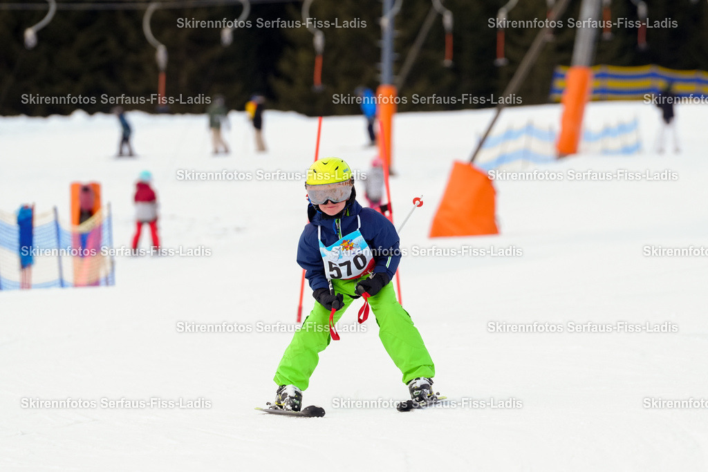 SRF_02.01.2026_0988 | Skirennfotos,Serfaus,Fiss,Ladis,Kinderskirennen,Winter,Tirol,Oberland,skirace,SFL,feelfree,weil wir's genießen,ski,Ski,skifahren,Sonnenplateau, - Realisiert mit Pictrs.com