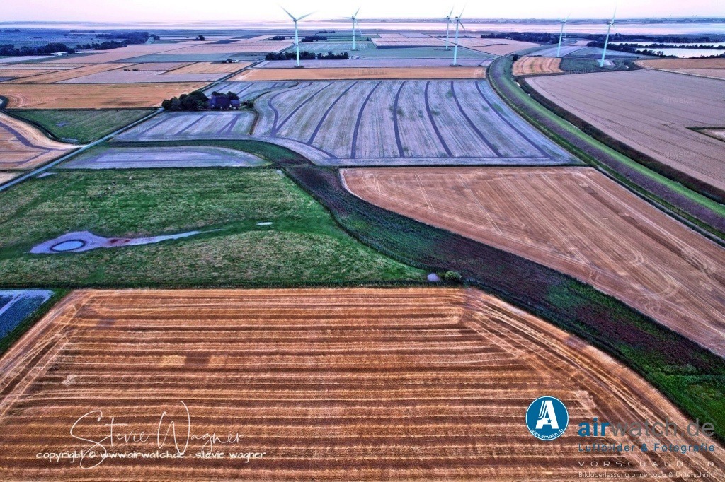 Windpark - Simonsberg | Entdecken Sie atemberaubende Luftbilder und Fotografien auf airwatch.de - Tauchen Sie ein in eine Welt voller faszinierender Aufnahmen aus der Vogelperspektive.