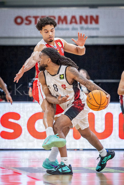 Barmer 2. Basketball Bundesliga ProA: Bayer Giants Leverkusen vs. RheinStars Koeln, 04.04.26 | Leverkusen, 04.04.26 - Maximilian Begue (RheinStars Köln, 9) und Kobe Langley (Bayer Giants Leverkusen, 8) während des Spiels der Barmer 2. Basketball Bundesliga ProA: Bayer Giants Leverkusen vs. RheinStars Koeln in der Ostermann Arena in Leverkusen.