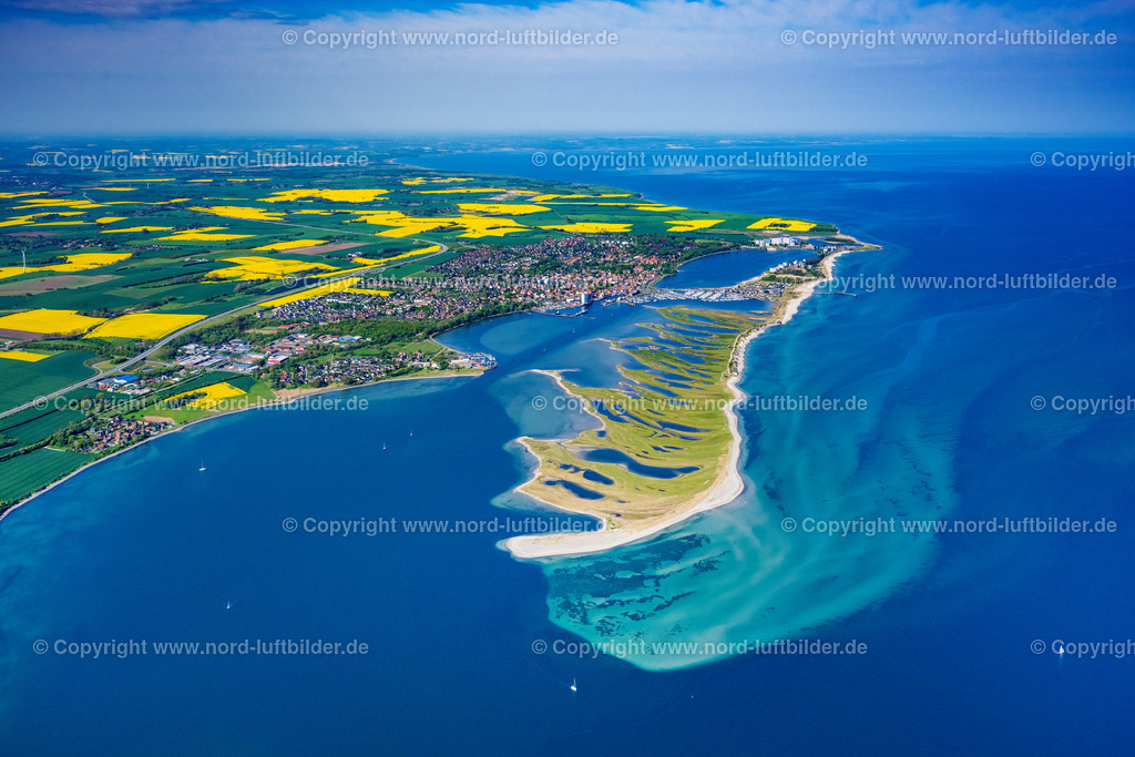 Heiligenhafen_Graswarder_ELS_1840140523 | HEILIGENHAFEN 14.05.2023 Küstenbereich mit sandiger Strand- und Gras- Landschaft der Halbinsel Graswarder-Heilgenhafen mit einigen Einfamilienhäusern in Großenbrode im Bundesland Schleswig-Holstein. Weiterführende Informationen bei: Stadt Heiligenhafen. // Coastal area of the peninsula Graswarder-Heilgenhafen with a few single- family houses at the beach in Grossenbrode in the state Schleswig-Holstein. Further information at: Stadt Heiligenhafen. Foto: Martin Elsen
