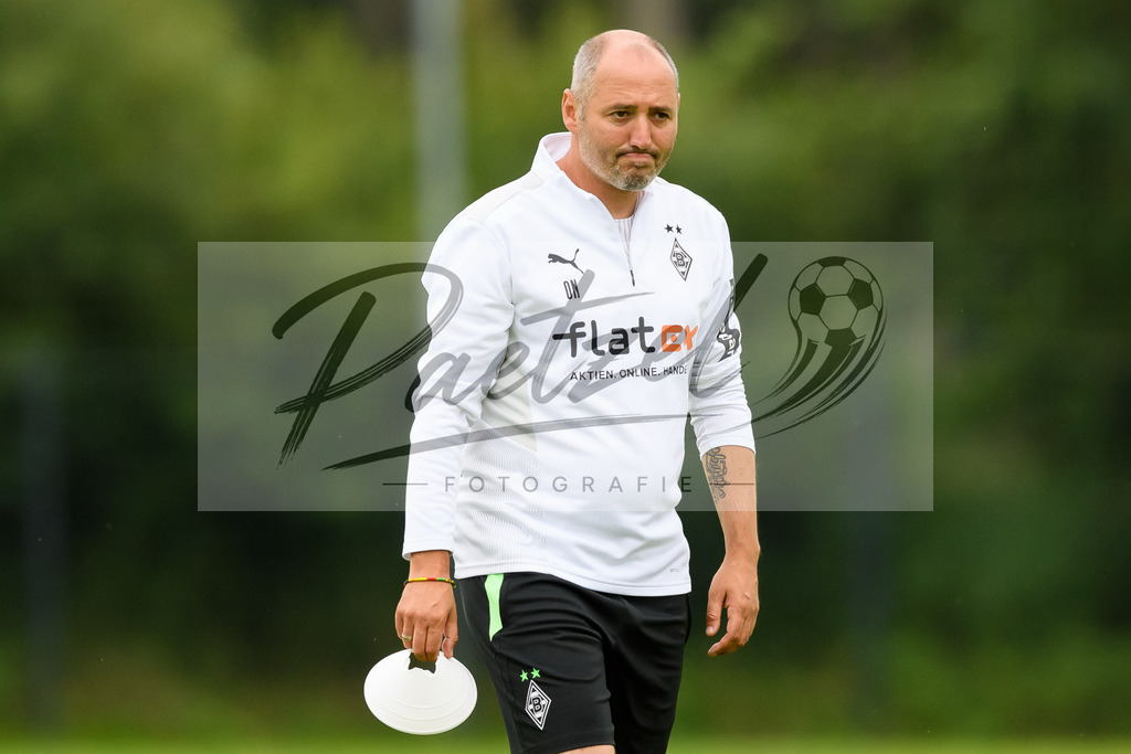 TRABMG20210719_038 | Fussball, Herren: Co-Trainer Oliver Neuville (Borussia Moenchengladbach) schaut beim Training von Borussia Moenchengladbach waehrend des Trainingslagers auf dem Trainingsplatz am Hotel Klosterpforte am 19.07.2021 in Harsewinkel, Deutschland. - Realisiert mit Pictrs.com