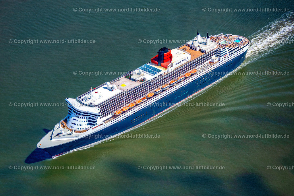 Queen_Mary_2_Kreuzfahrtschiff_ELS_9124150622 | BALJE 15.06.2022 Passagierschiff und Luxusliner- Schiff Queen Mary 2 in voller Fahrt auf der Elbe in Höhe Balje Landkreis Stade. // Passenger ship and luxury liner ship Queen Mary 2 at full speed on the Elbe near Balje in the district of Stade. Foto: Martin Elsen