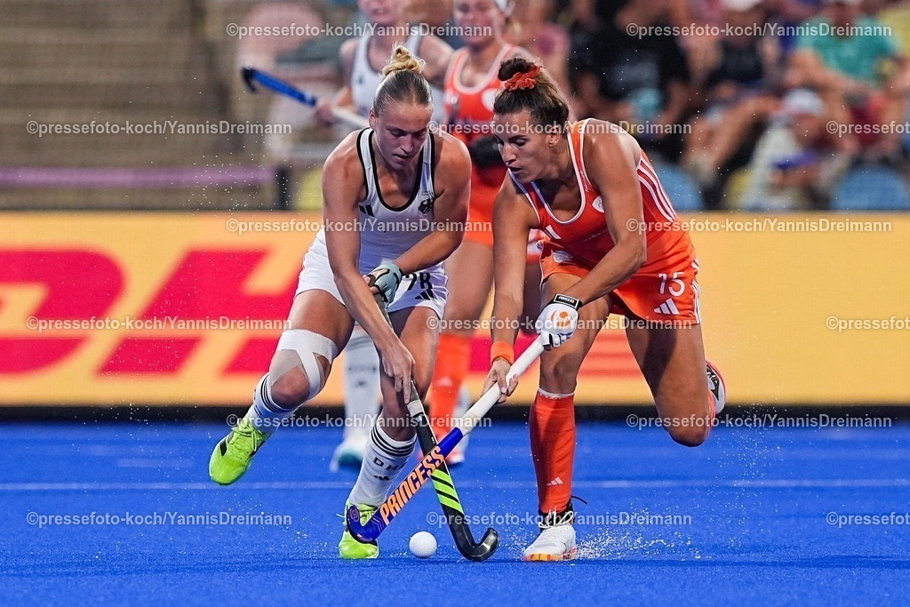xydrx11082503032 | 11.08.2025, xydrx, Frauen EuroHockey Championship 2025, Gruppenphase, Gruppe A, Deutschland - Niederlande, Sparkassenpark Mönchengladbach: Jette Fleschuetz (GER #28) im Zweikampf gegen Frederique Matla (NED #15)